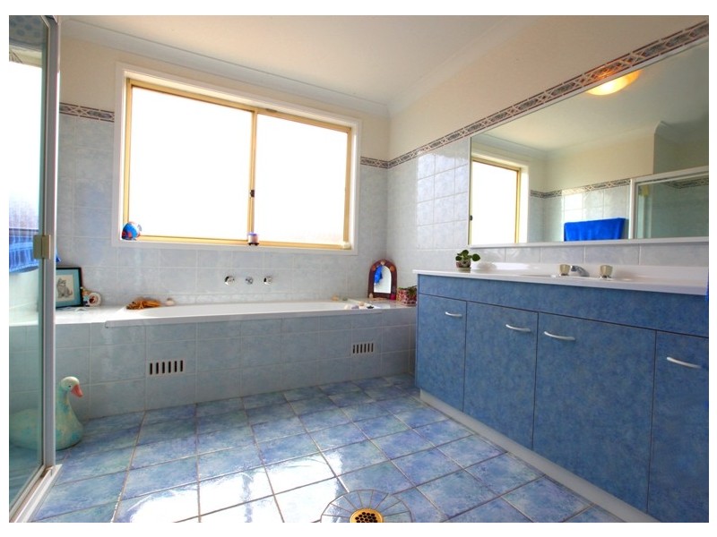 11 Valleyfield Court, Wattle Grove NSW 2173