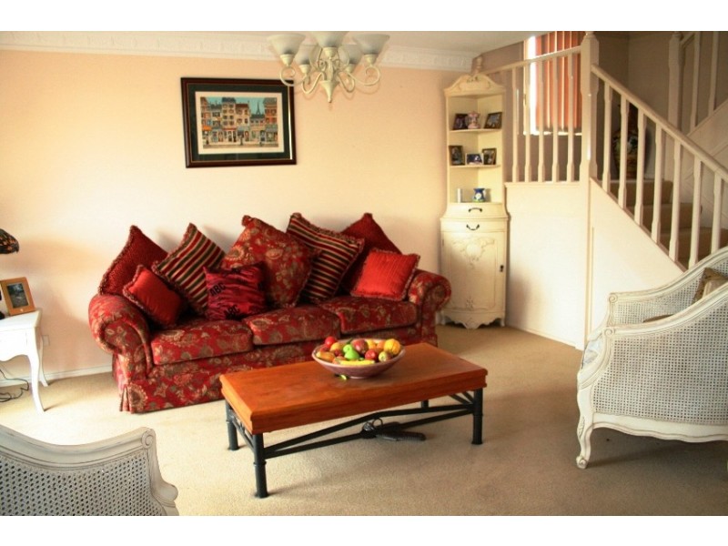 10 Quamby Court, Wattle Grove NSW 2173