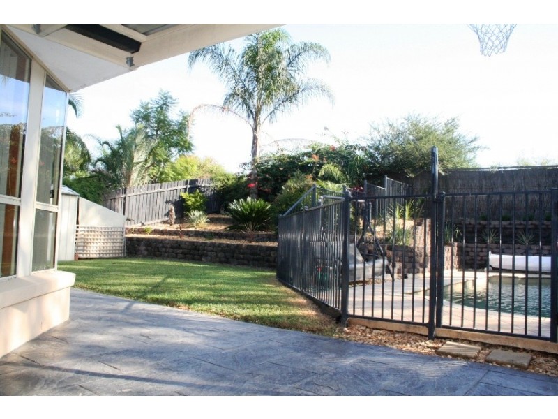 12 Continua Court, Wattle Grove NSW 2173