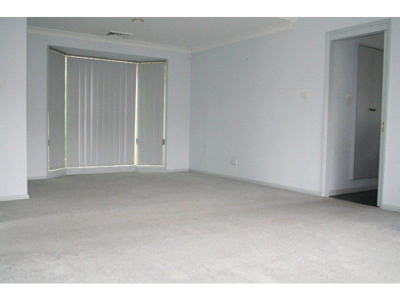 33 Daintree Drive, Wattle Grove NSW 2173