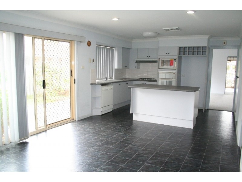 33 Daintree Drive, Wattle Grove NSW 2173