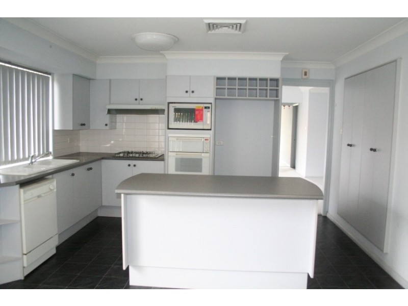 33 Daintree Drive, Wattle Grove NSW 2173