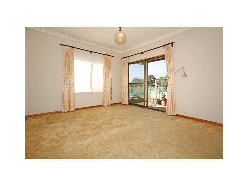 1/253 Henry Lawson Drive, Georges Hall NSW 2198