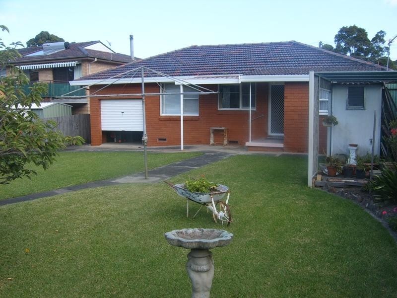 8 Rae Crescent, Balgownie NSW 2519