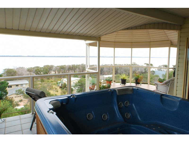 75 Wattle Grove, Loch Sport VIC 3851