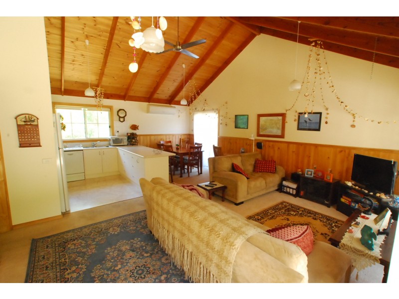 10 Cove Street, Loch Sport VIC 3851