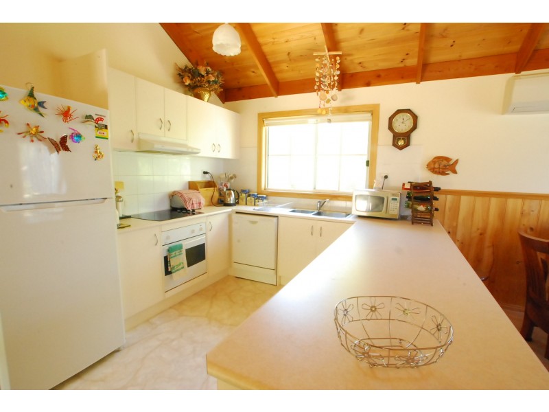 10 Cove Street, Loch Sport VIC 3851