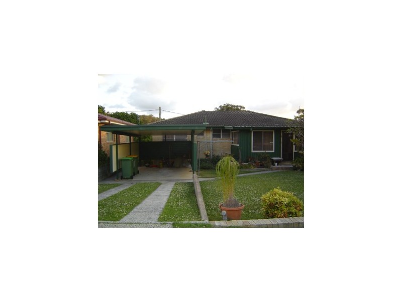 13 Berry Avenue, Green Point NSW 2251