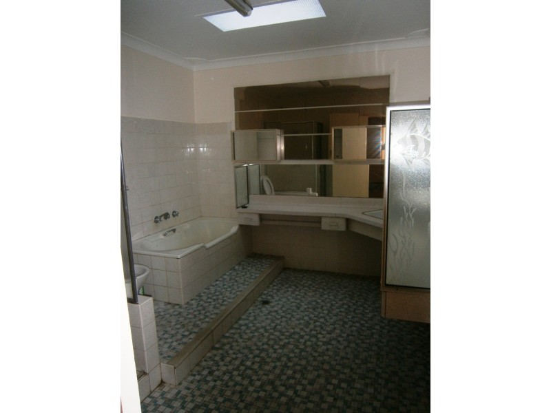 2 Chesham Parade, Glenfield NSW 2167