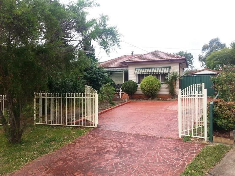 12 Foreman Street, Glenfield NSW 2167