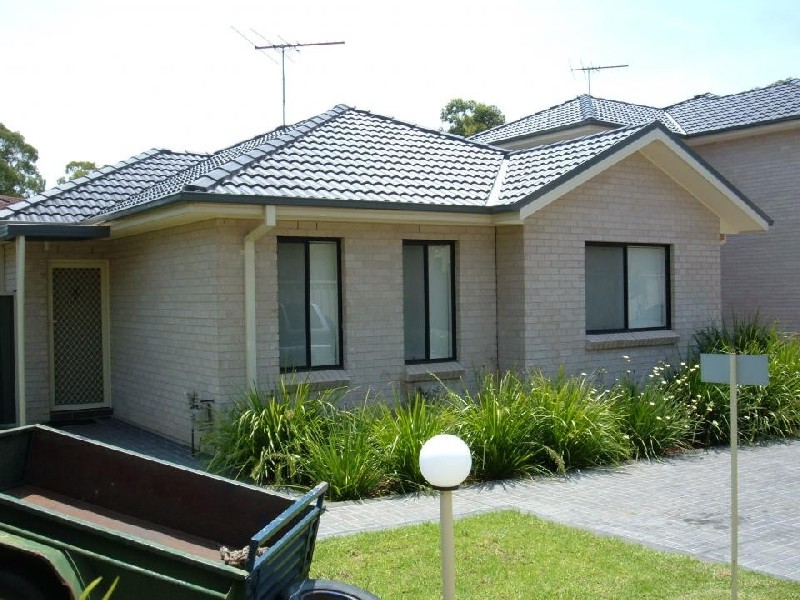 4/2 Baldwin Ave, Glenfield NSW 2167