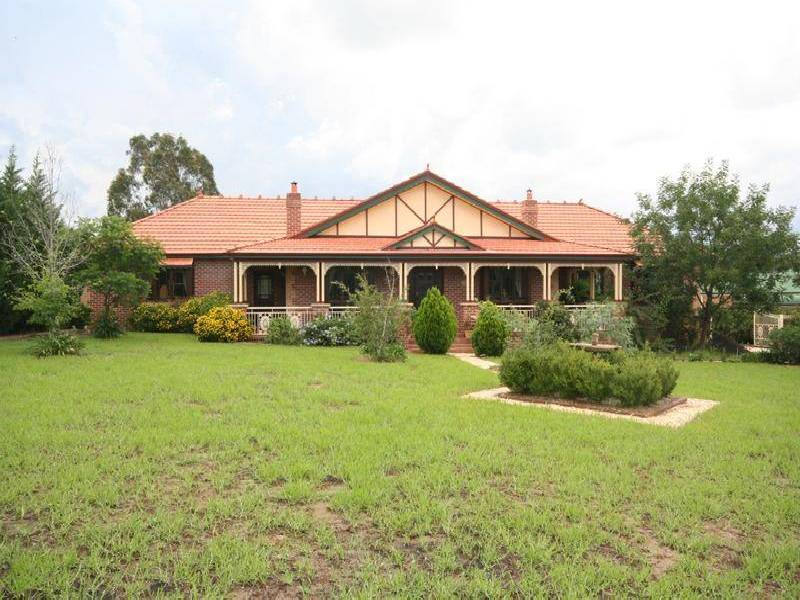 13 Sickles Drive, Grasmere NSW 2570