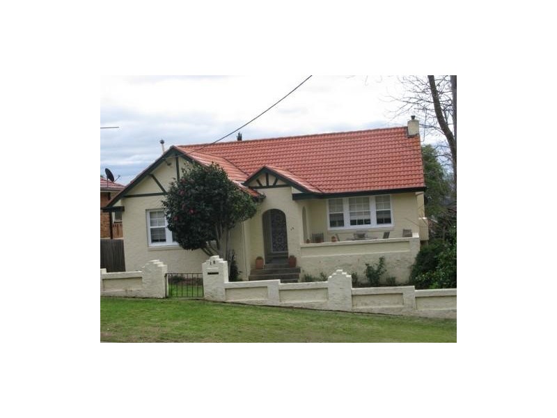 18 Lilian St, Campbelltown NSW 2560