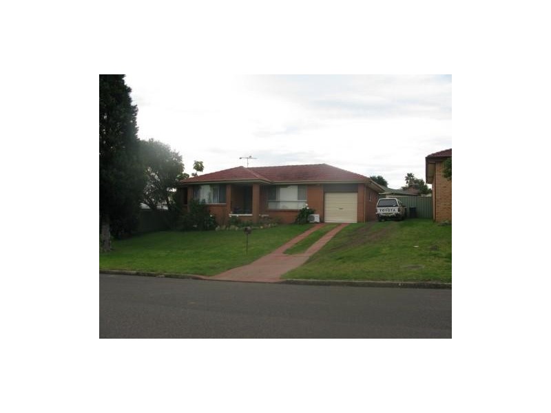 11 Ohlfsen Road, Minto NSW 2566