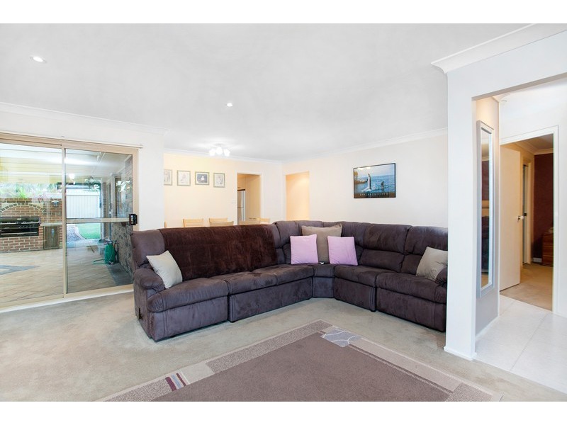 8 Flame Tree Place, Albion Park Rail NSW 2527