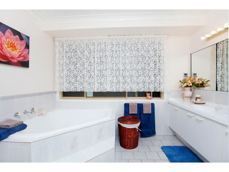 8 Flame Tree Place, Albion Park Rail NSW 2527