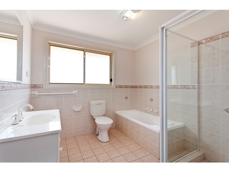 1/2 Cathie Close, Flinders NSW 2529