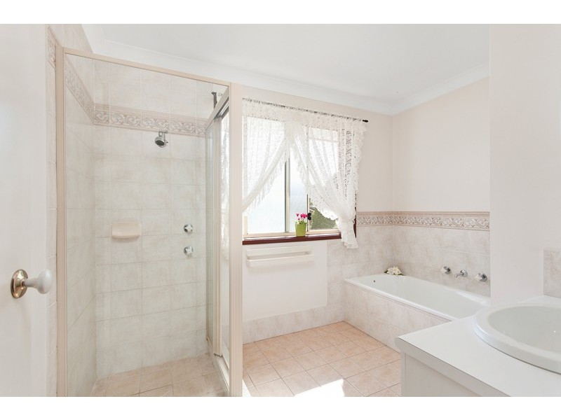 4 Hillside Drive, Albion Park NSW 2527