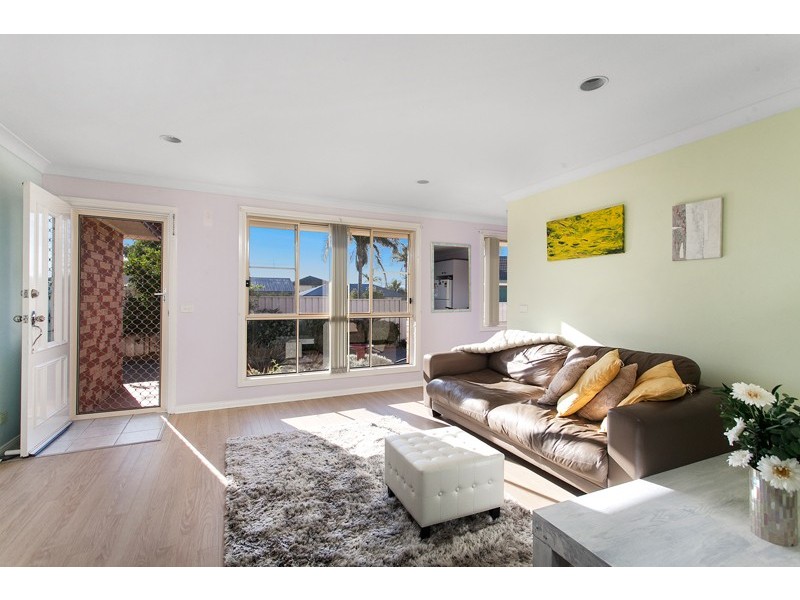 2/61 Charlotte Crescent, Albion Park NSW 2527