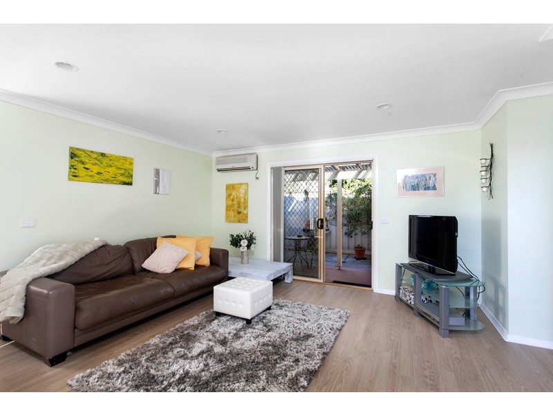 2/61 Charlotte Crescent, Albion Park NSW 2527