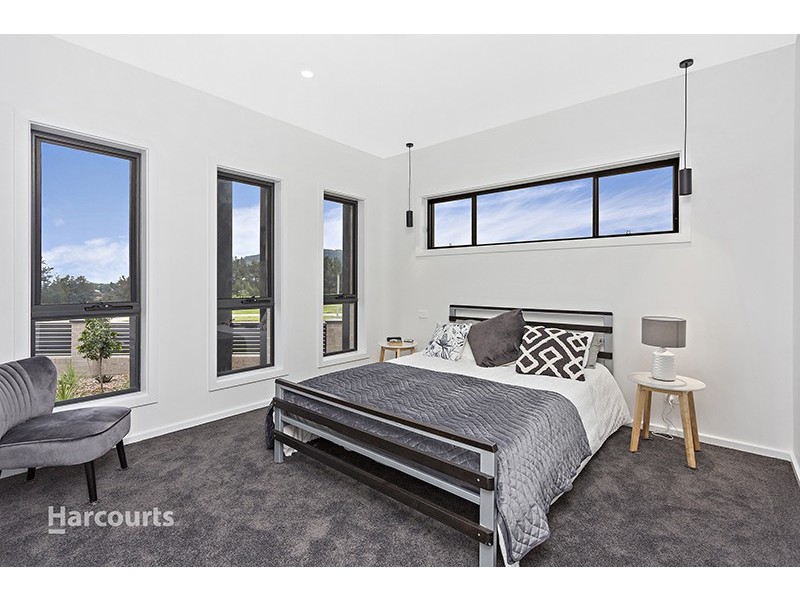 31 Farmgate Crescent, Calderwood NSW 2527