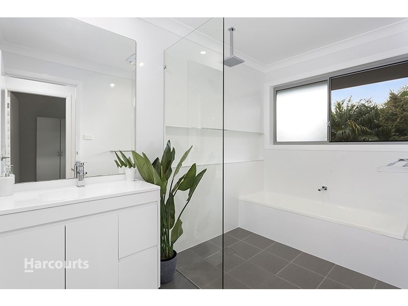 4 Moore Street, Oak Flats NSW 2529