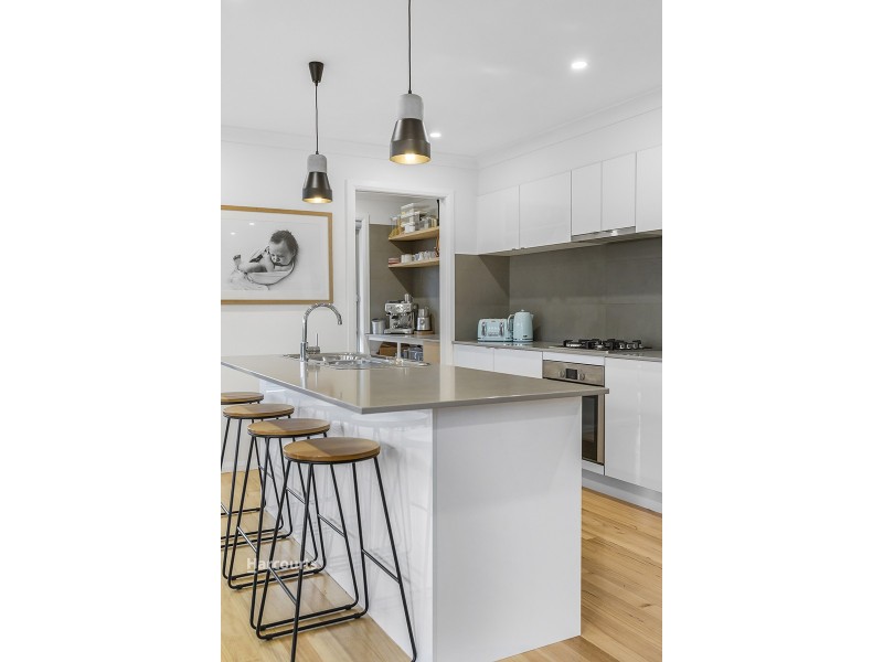 4 Moore Street, Oak Flats NSW 2529