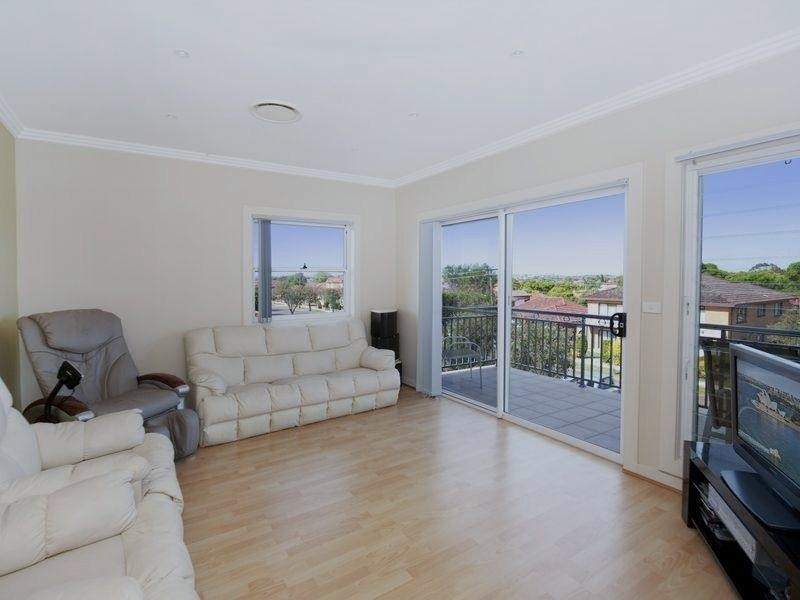 33 Panorama Rd, Kingsgrove NSW 2208