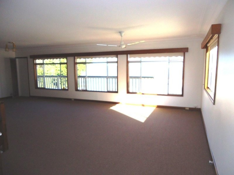18 MARKS RD, Gorokan NSW 2263