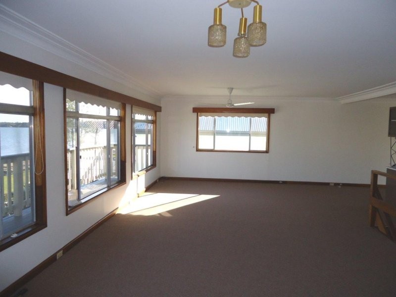 18 MARKS RD, Gorokan NSW 2263
