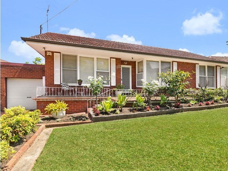 8 RAINBOW CRESCENT, Kingsgrove NSW 2208
