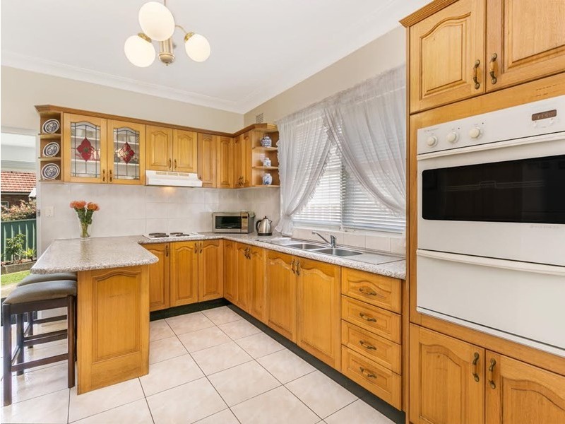8 RAINBOW CRESCENT, Kingsgrove NSW 2208