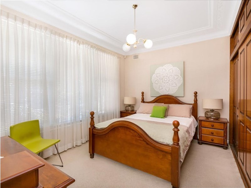 8 RAINBOW CRESCENT, Kingsgrove NSW 2208