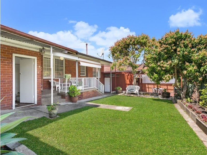 8 RAINBOW CRESCENT, Kingsgrove NSW 2208