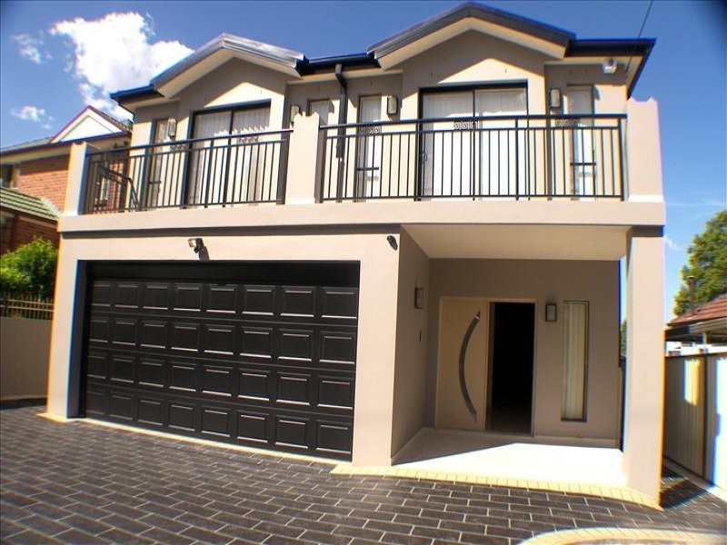 32 TARONGA ST, Hurstville NSW 2220