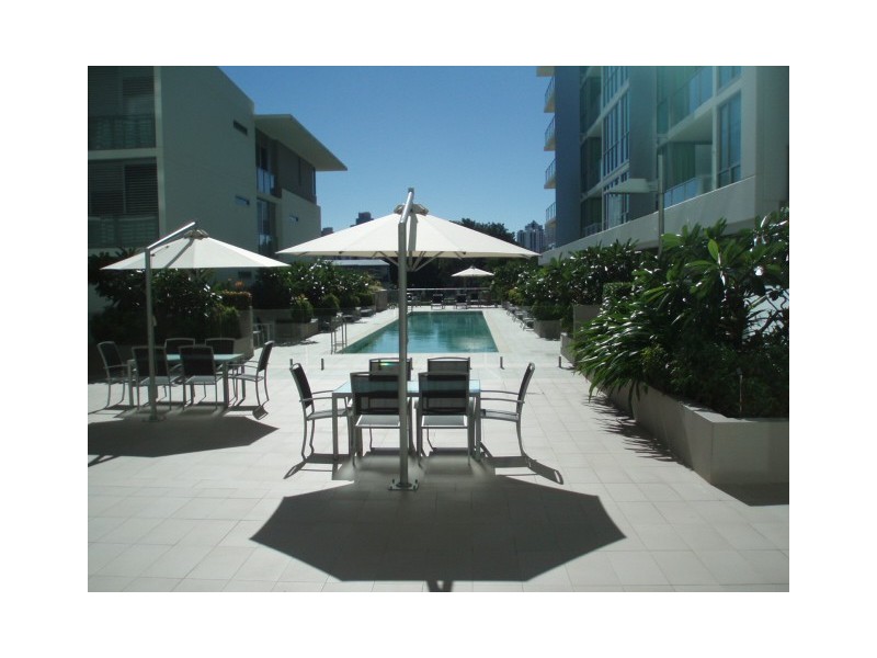 33 T E Peters Drive, Broadbeach QLD 4218