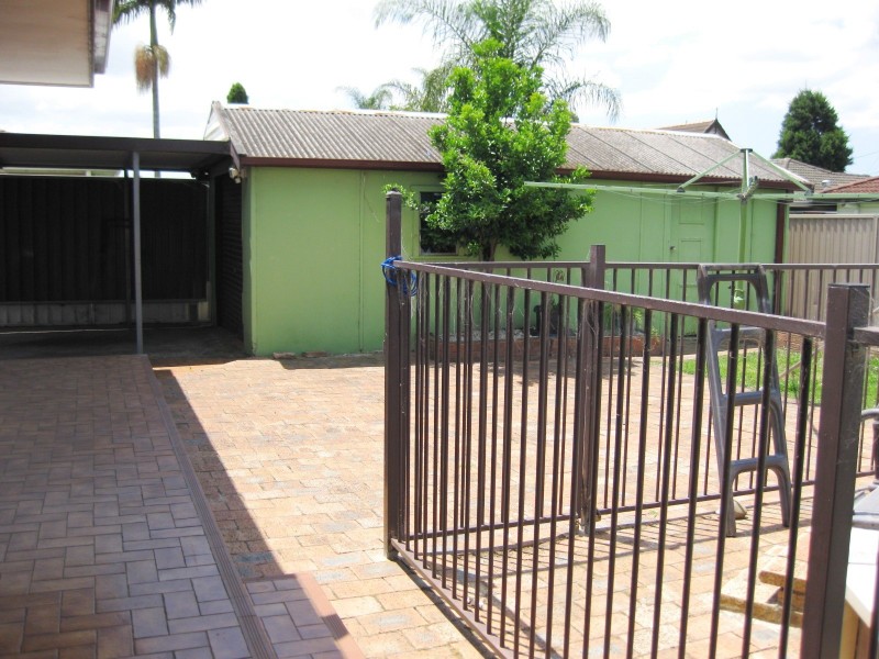 27 Fromelles Ave, Milperra NSW 2214