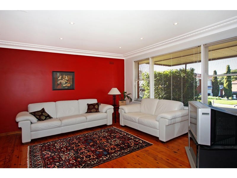 8 Muronga Place, Kirrawee NSW 2232