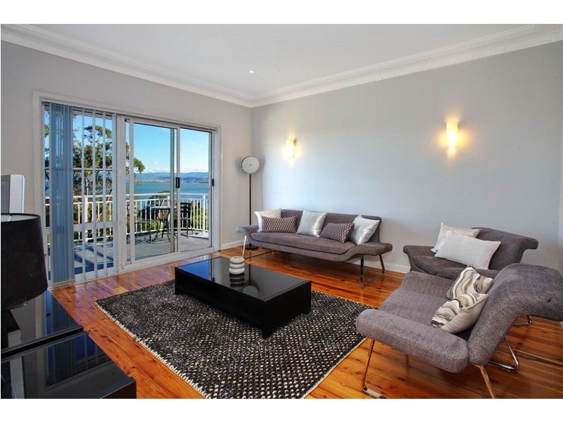 284 Northcliffe Drive, Lake Heights NSW 2502