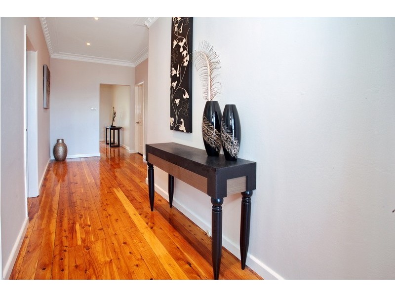 284 Northcliffe Drive, Lake Heights NSW 2502