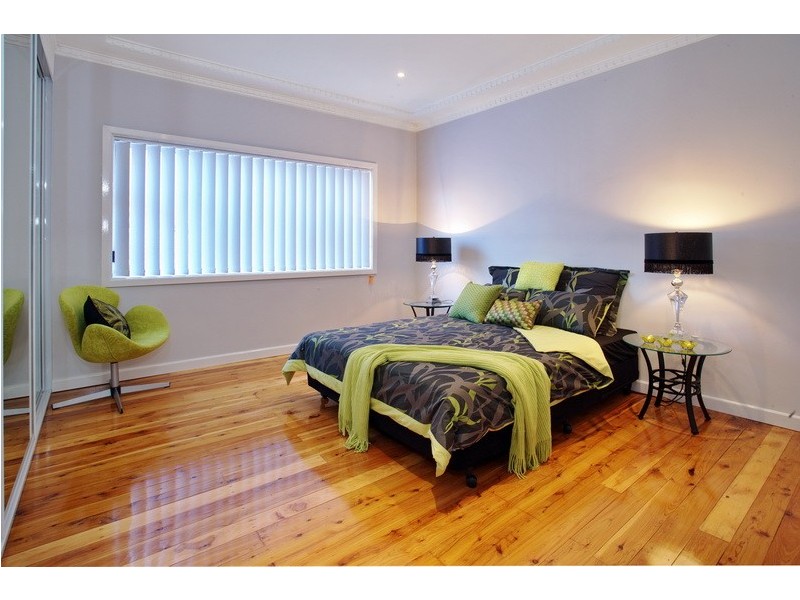 284 Northcliffe Drive, Lake Heights NSW 2502