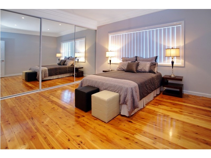 284 Northcliffe Drive, Lake Heights NSW 2502