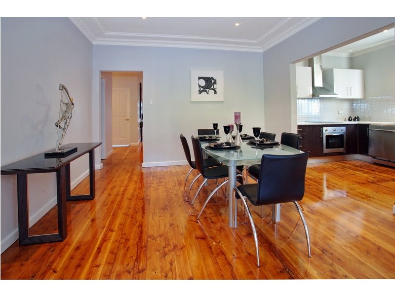 284 Northcliffe Drive, Lake Heights NSW 2502