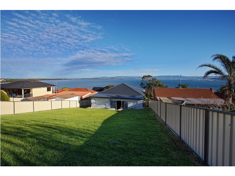 284 Northcliffe Drive, Lake Heights NSW 2502