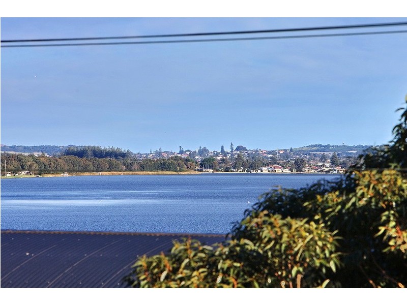 284 Northcliffe Drive, Lake Heights NSW 2502