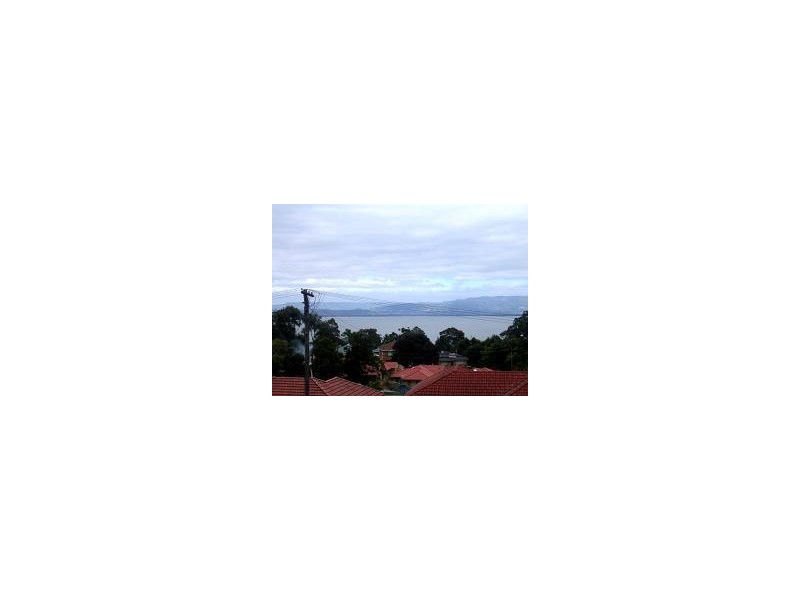 8 Gloria Crescent, Lake Heights NSW 2502