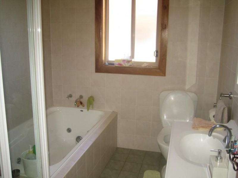 72 Weringa Avenue, Lake Heights NSW 2502