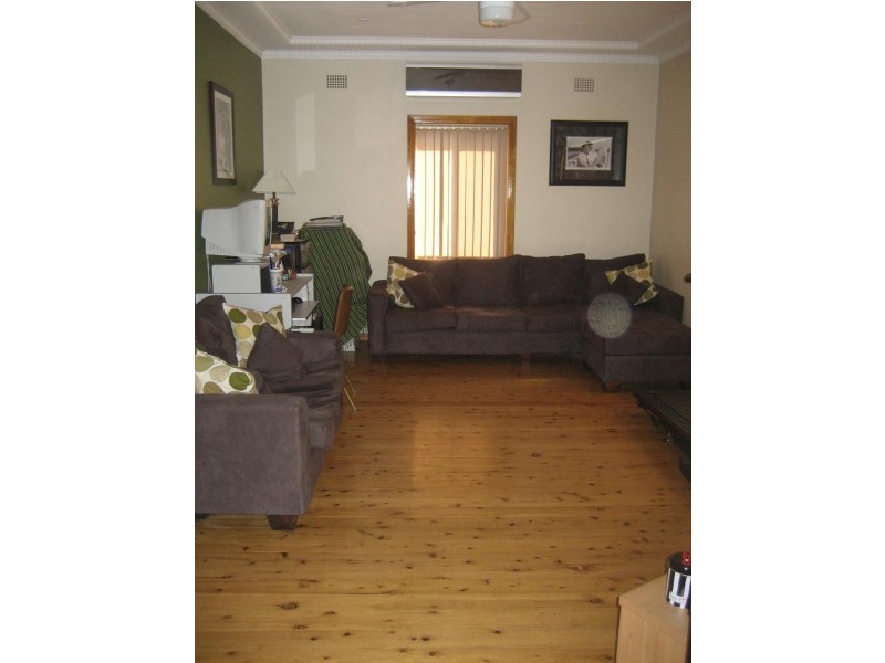 8 Barbara Avenue, Warrawong NSW 2502