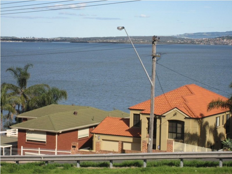 380 Northcliffe Drive, Lake Heights NSW 2502