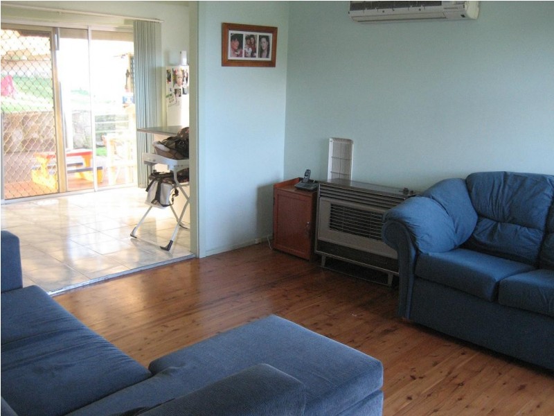 380 Northcliffe Drive, Lake Heights NSW 2502